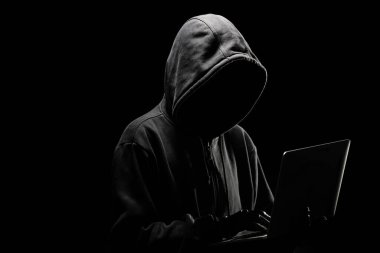 Hacker, kapüşonlu bir bilgisayarla sunucu tarafından veri kırmaya çalışıyor.