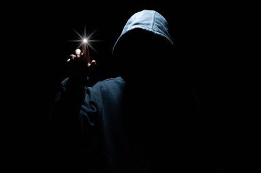 hacker grafik kullanıcı arayüzü ile iş yerinde.