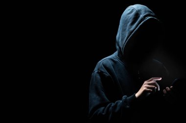 Adam akıllı telefonlu kara ağ kullanıyor. O bir akıllı telefon kullanıyor. Cep telefonu dolandırıcılığı.