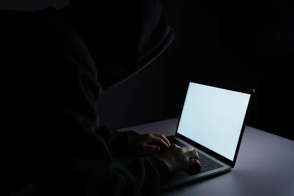 Hacker Encapuzado Roubando Dados Laptop Noite — Fotografia de Stock