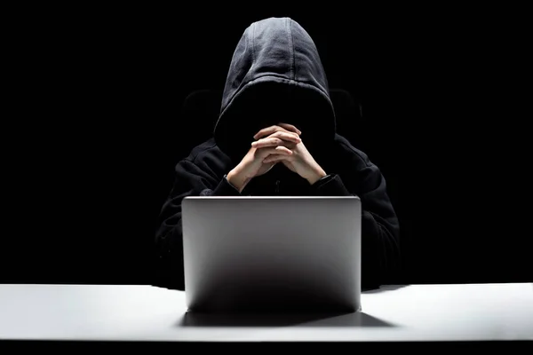 Hombre Sin Rostro Detrás Portátil Ataque Hacker —  Fotos de Stock