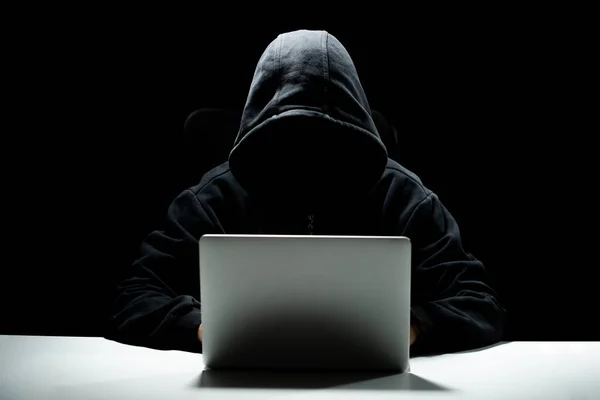 Hacker Een Kap Een Donkere Achtergrond Specialist — Stockfoto