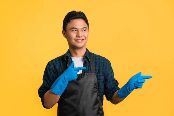 Młody Człowiek Żółtych Gumowych Rękawiczkach Dla Ochrony Dłoni Wskazując Palcem — Zdjęcie stockowe