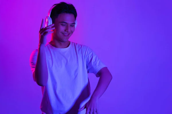 Guapo Asiático Hombre Escuchando Streaming Música Bailando Colorido Flash Escenas — Foto de Stock