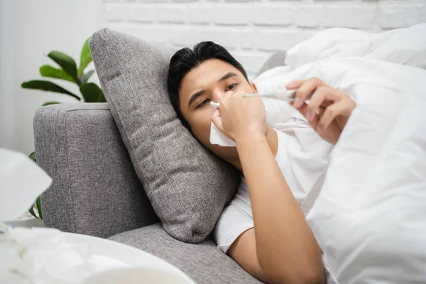 Uomo Asiatico Isolamento Stressato Misura Sua Temperatura Corporea — Foto Stock