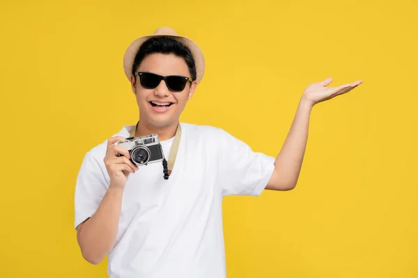 Feliz Sonriente Guapo Joven Asiático Turista Masculino Con Mano Gesto — Foto de Stock
