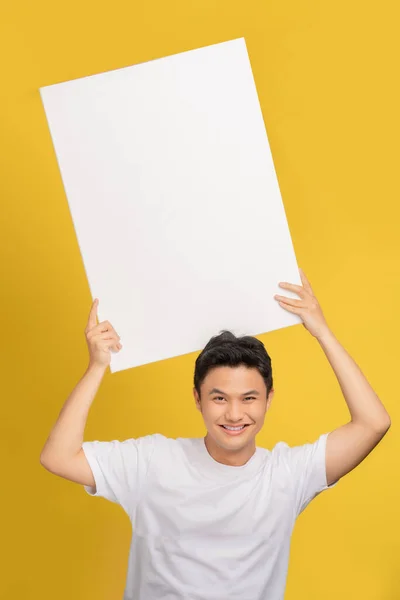Šťastný Úsměv Mladý Pohledný Asijský Muž Drží Řeč Bublina Prázdným — Stock fotografie