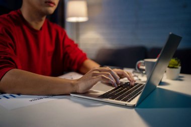 Evdeki oturma odasında gece fazla mesai yapan erkeklerin yakın çekimleri..