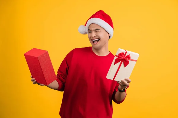 Ευτυχισμένος Ασιάτης Που Κρατάει Ένα Κουτί Δώρου Χριστούγεννα Του Νέου — Φωτογραφία Αρχείου