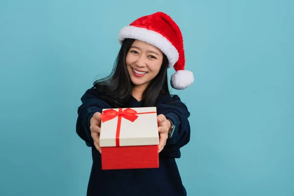 Jovem Feliz Usando Chapéu Papai Noel Com Presente Natal Fundo — Fotografia de Stock