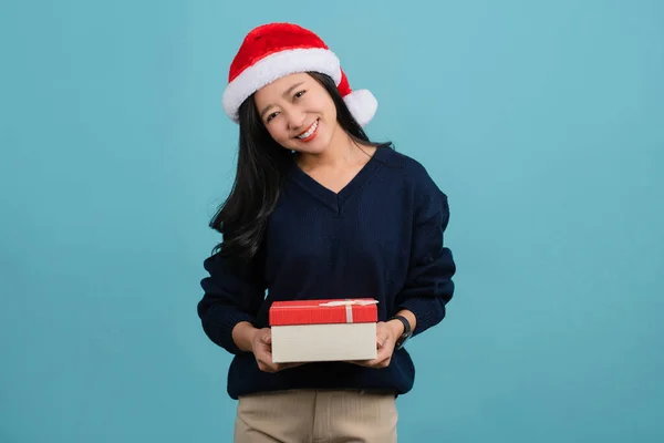 Feliz Bela Mulher Asiática Sorriso Com Caixa Presente Vermelho Isolado — Fotografia de Stock
