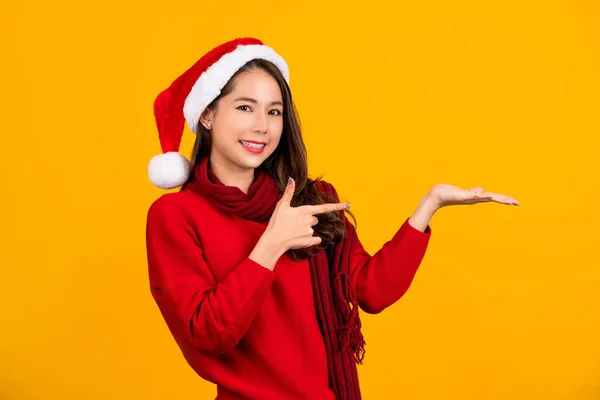 Mulher Asiática Bonita Usando Chapéu Natal Sorrindo Para Câmera Enquanto — Fotografia de Stock