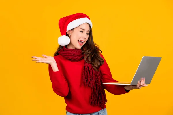 Jovem Mulher Santa Chapéu Segura Laptop Suas Mãos Trabalha Fundo — Fotografia de Stock