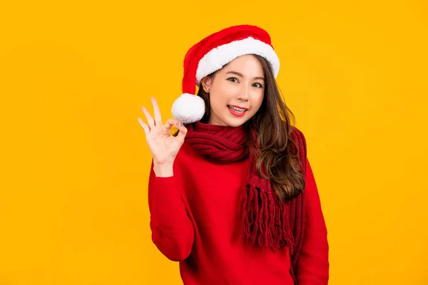 Jovem Morena Alegre Santa Mulher 20S Suéter Chapéu Natal Mostrando — Fotografia de Stock