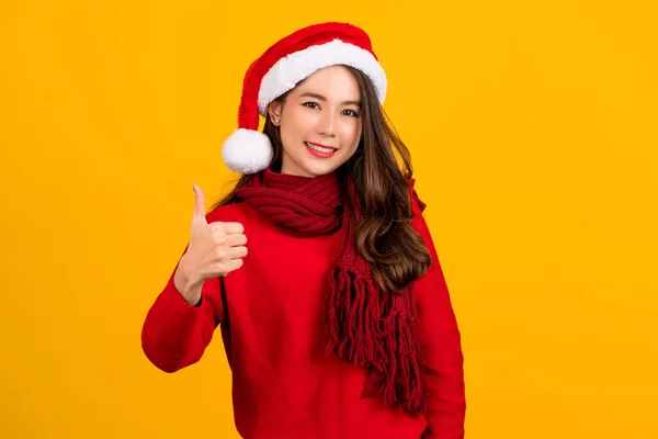 Χαρούμενη Νεαρή Μελαχρινή Santa 20S Γυναίκα Πουλόβερ Χριστουγεννιάτικο Καπέλο Δείχνει — Φωτογραφία Αρχείου