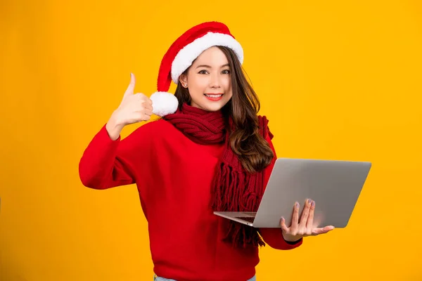 Uśmiechnięta Młoda Mikołajowa Kobieta Nosząca Sweter Świąteczny Kapelusz Pracująca Laptopie — Zdjęcie stockowe