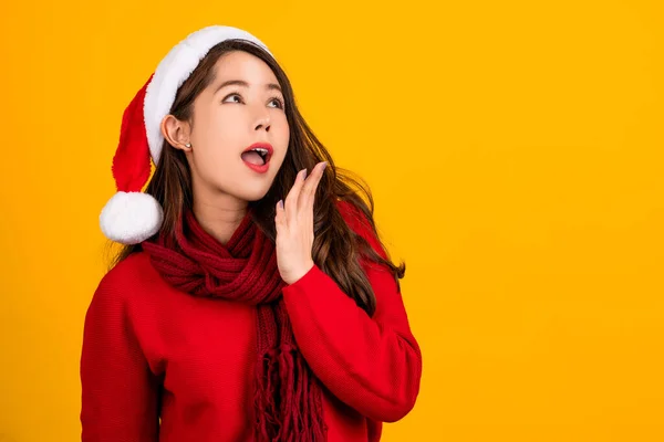Sorrindo Animado Chocado Mulher Asiática Vestindo Camisola Natal Chapéu Natal — Fotografia de Stock