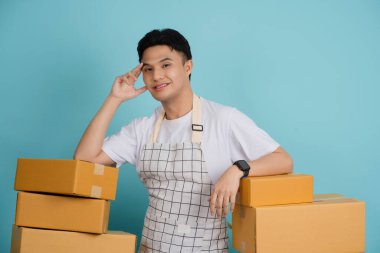 Karton kutular düzenleyen adam.