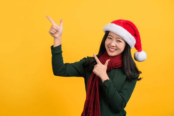 Ευτυχισμένο Όμορφο Κορίτσι Της Ασίας Φορώντας Πολύχρωμα Χριστουγεννιάτικη Ενδυμασία Δείχνοντας — Φωτογραφία Αρχείου