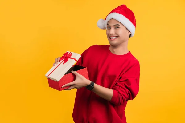 Χαμογελαστός Ασιάτης Που Φοράει Χριστουγεννιάτικο Καπέλο Ανοίγει Κουτί Δώρου Απομονωμένα — Φωτογραφία Αρχείου