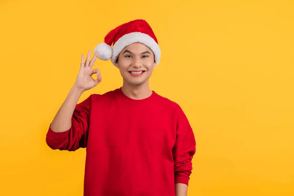 Ásia Bonito Homem Vestindo Santa Chapéu Natal Suéter Mostrando Gesto — Fotografia de Stock