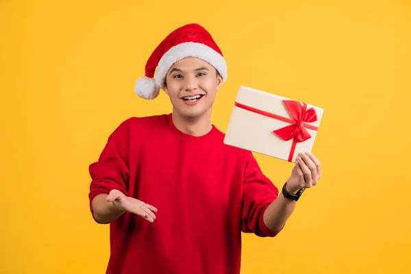 Jovem Alegre Papai Noel Camiseta Vermelha Segurando Certificado Presente Feliz — Fotografia de Stock