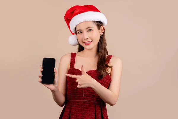 Mulher Asiática Bonito Chapéu Natal Segurando Telefone Celular Apontando Para — Fotografia de Stock