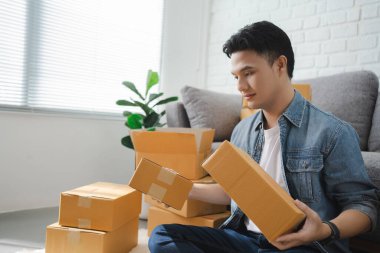 Portre genç adam online iş evde çalışan ve paketleri nakliye onay