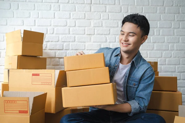 Homem Asiático Feliz Que Verifica Ordem Prepara Produto Para Cliente — Fotografia de Stock