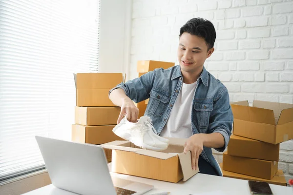 Startup Pyme Pequeña Empresa Hombre Asiático Guapo Preparando Producto Una — Foto de Stock