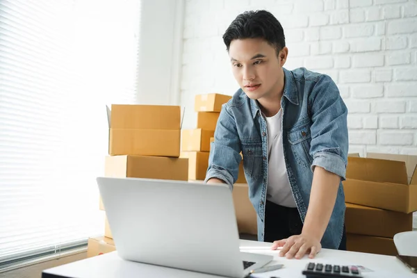 Iniciar Propietario Una Pequeña Empresa Que Trabaja Con Computadora Lugar — Foto de Stock