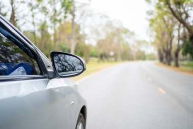 günbatımı ve sokakta araba ile manzara.