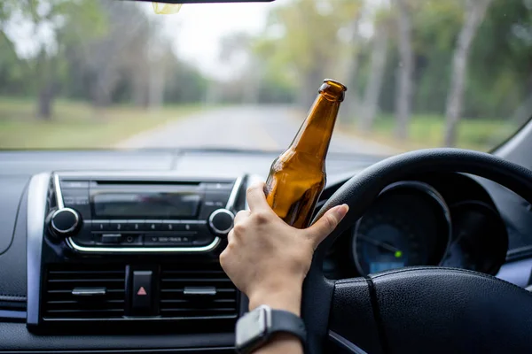Водитель Алкогольной Бутылкой Время Вождения Вождения Нетрезвом Виде — стоковое фото