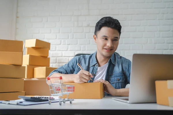 Startup Sme Freelance Man Está Preparando Buzón Para Cliente Ventas — Foto de Stock