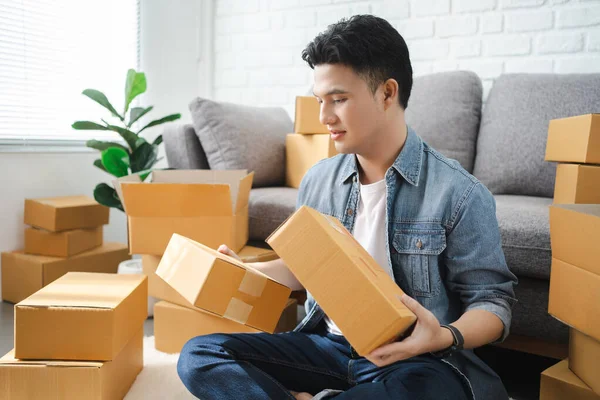 Vendedor Prepara Caja Entrega Para Cliente Las Ventas Línea Comercio — Foto de Stock