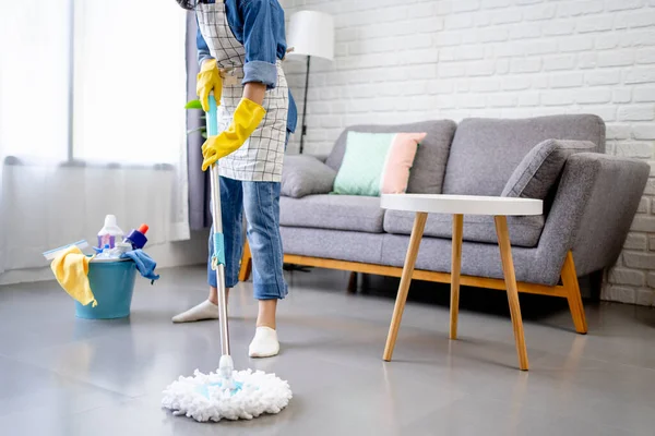 Young Woman Holding Floor Wiper Wiping Floor Keeping Daily Home — ストック写真