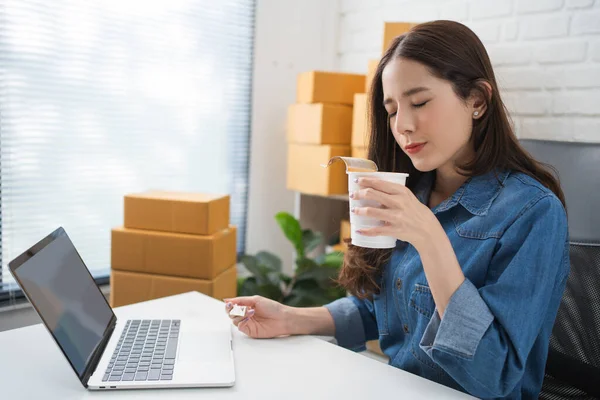 Aziatische Zakenvrouw Die Instant Noedels Eet Als Tussendoortje Gelukkig — Stockfoto