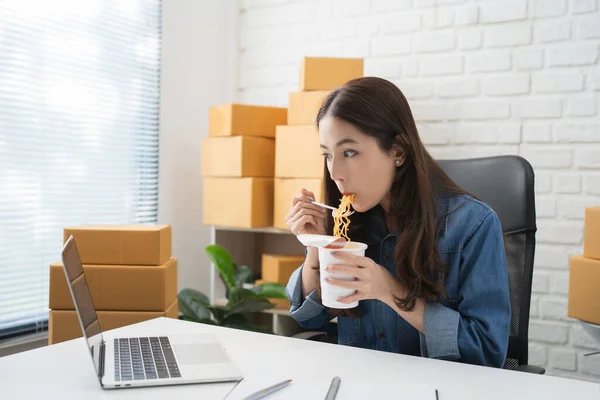 Mujer Negocios Asiática Comiendo Fideos Instantáneos Mientras Trabaja Computadora Portátil — Foto de Stock