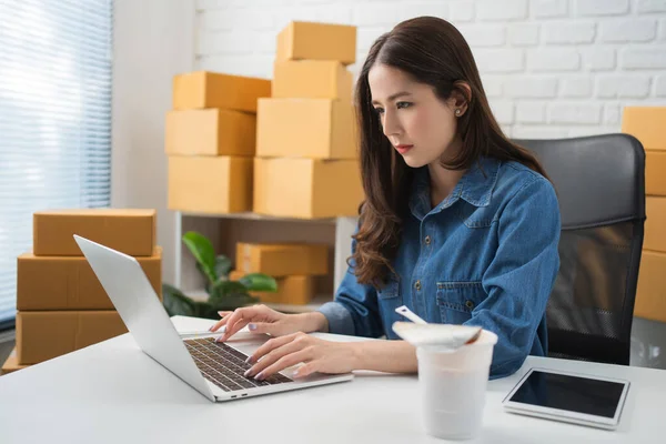 Asijské Podnikatelka Pracuje Sám Online Doma Žena Jíst Šálek Nudle — Stock fotografie