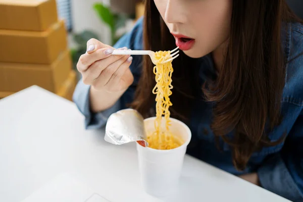 Close Female Glasses Enjoy Meal Disposable Cup Unhealthy Lifestyle Eating — ストック写真