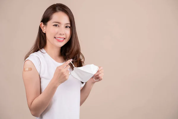 Joven Hermosa Mujer Asiática Sonriendo Mostrando Brazo Después Inyección Vacuna — Foto de Stock