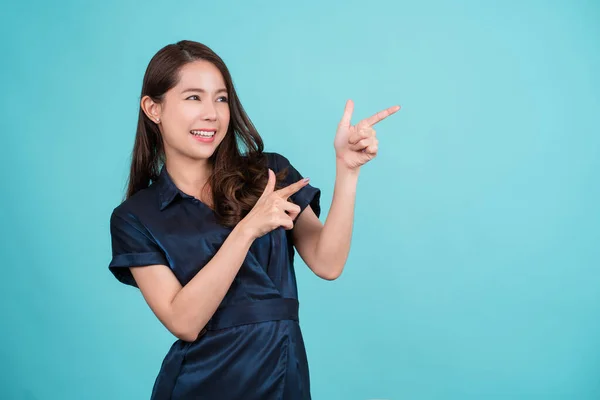 Beautiful Beautiful Asian Woman Smiling Pointing Empty Copy Space Isolated — Stock Photo, Image