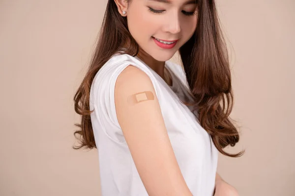 Portrait Asian Female Getting Vaccine Woman Holding Her Shirt Sleeve — Φωτογραφία Αρχείου