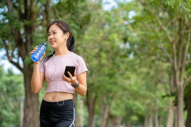 Spor kadın, spor giyim sektöründe kadın koşucular su içiyor spor yapan insanlar ve sağlıklı bir yaşam tarzı.