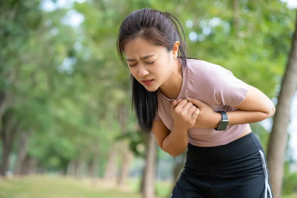 Tânăra Asiatică Dureri Inimă Sau Infarct După Făcut Exercițiu Aer — Fotografie, imagine de stoc