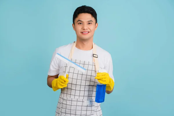 Asiático Jovem Marido Pronto Para Lavar Vidro Fundo Azul Claro — Fotografia de Stock