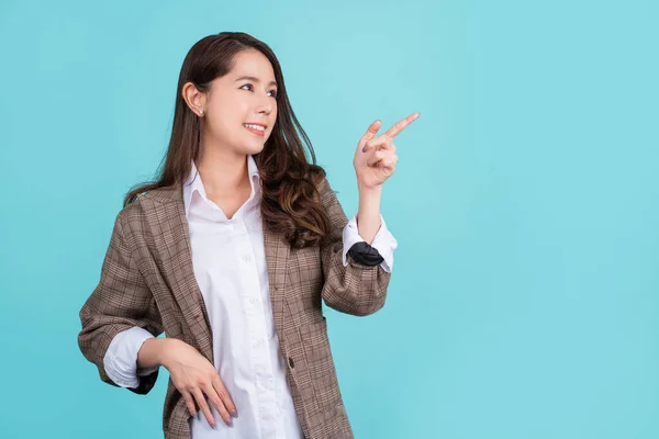Νεαρή Όμορφη Ασιατική Επιχειρηματίας Χαμογελώντας Και Δείχνοντας Δάχτυλο Κενό Χώρο — Φωτογραφία Αρχείου