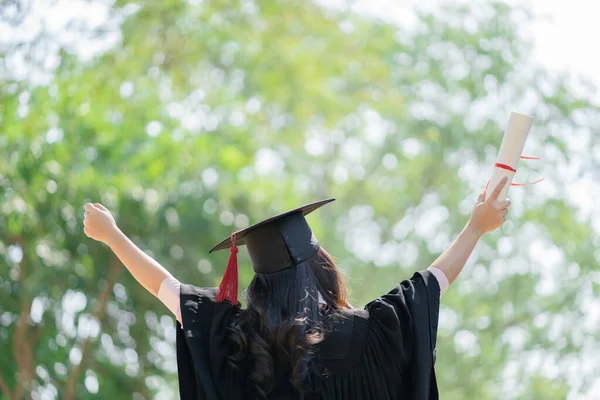 Απόφοιτος Πανεπιστημίου Φοράει Φόρεμα Και Μαύρο Καπέλο Επιτυχημένη Απόφοιτος Φοιτητής — Φωτογραφία Αρχείου