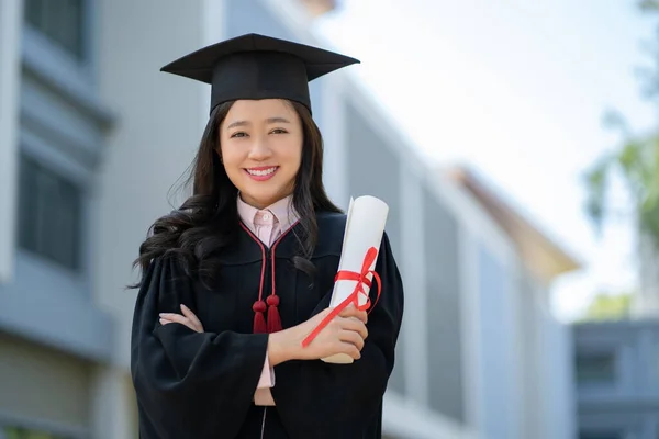 Graduated Students Graduation Day She Stood Her Arms Crossed Held — Stock Photo, Image