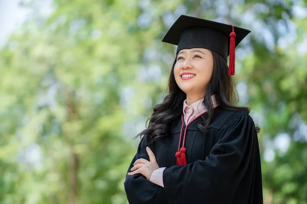 Žena Nosí Maturitní Šaty Areálu Univerzity — Stock fotografie